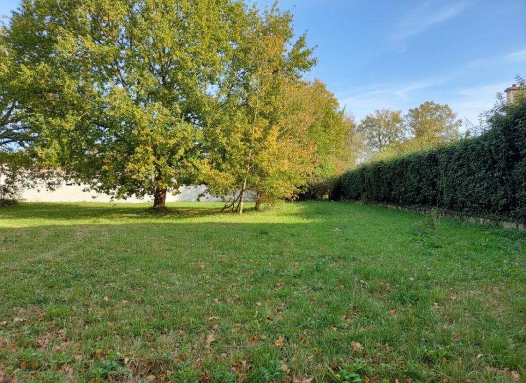 BREUILLET :Terrain constructible hors lotissement de 370m2